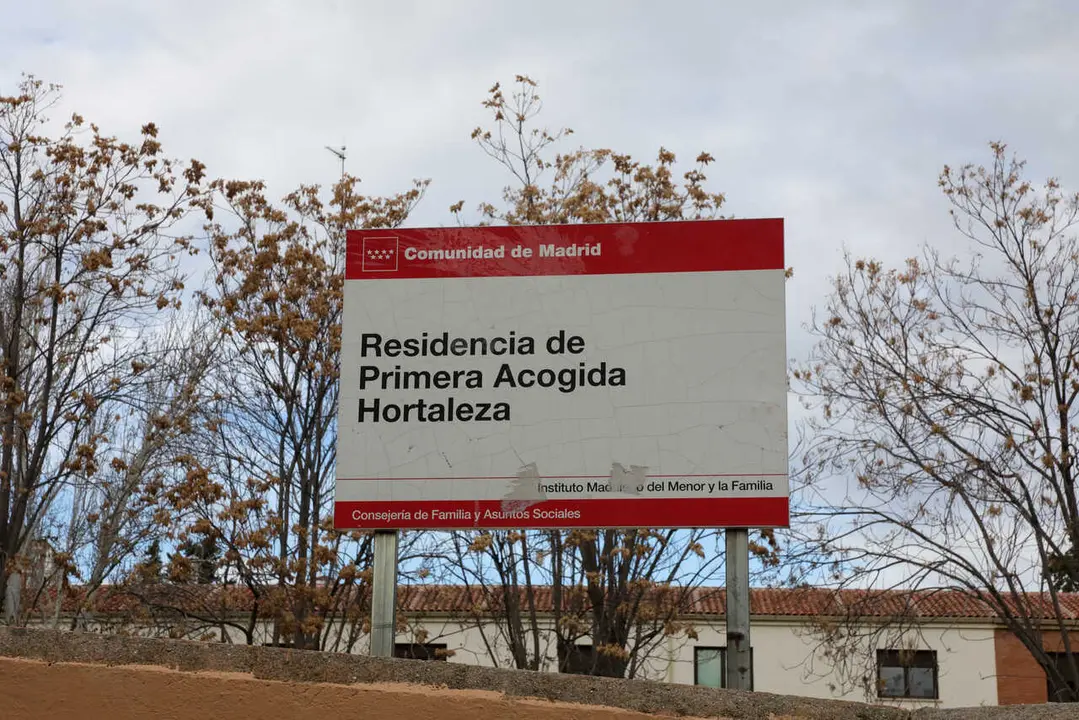 Archivo - Cartel en la entrada del Centro de Menores de Hortaleza, en el que se lee 'Residencia de Primera Acogida Hortaleza', donde la polic&iacute;a investiga el lanzamiento de una granada al patio del mismo, en Madrid (Espa&ntilde;a), a 4 de diciembre de 2019.