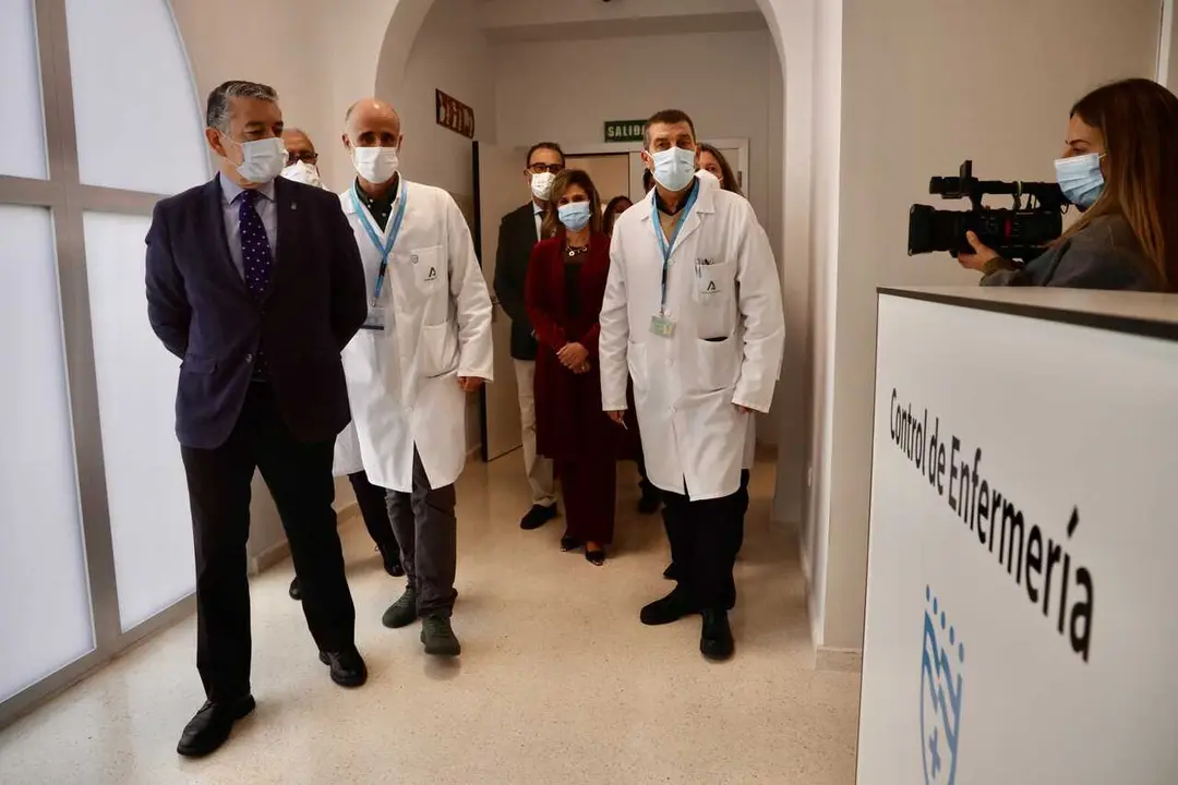 El consejero de Sanidad, Presidencia y Emergencias, Antonio Sanz (i), durante la visita a la nueva unidad de hospitalizaci&oacute;n. A 09 de enero de 2026, en M&aacute;laga (Andaluc&iacute;a, Espa&ntilde;a). 