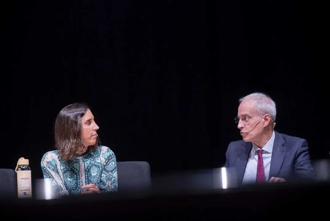 Archivo - El secretario de Estado de Hacienda, Jes&uacute;s Gasc&oacute;n, y la presidenta de la Asociaci&oacute;n de Inspectores del Estado, Ana de la Herr&aacute;n, en el Congreso del colectivo en Salamanca.