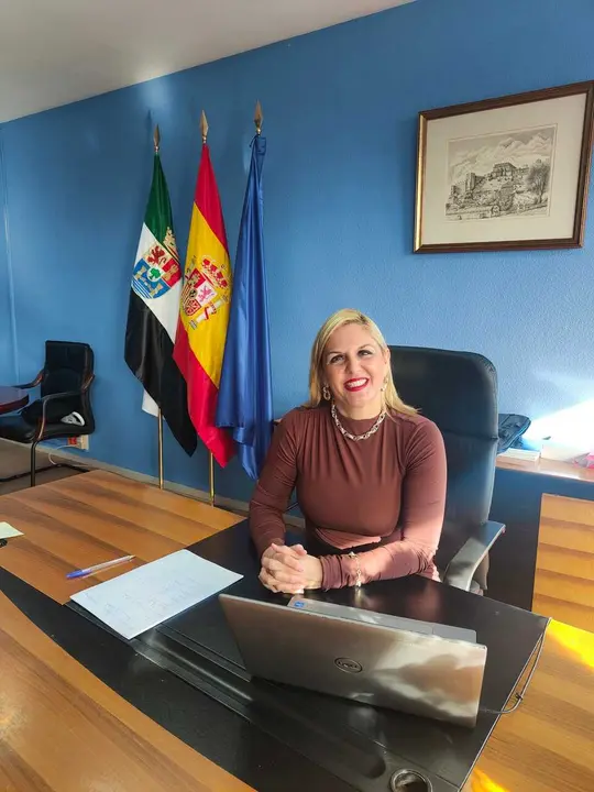 La consejera de Hacienda y Administraci&oacute;n P&uacute;blica de la Junta de Extremadura, Elena Manzano, en su despachoen en el edificio de servicios m&uacute;ltiples de C&aacute;ceres