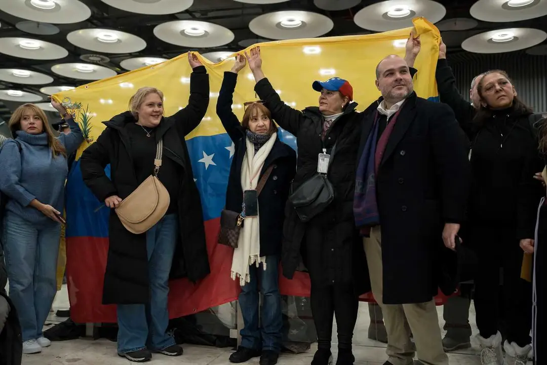 Familiares y amigos esperan la llegada a Espa&ntilde;a de los espa&ntilde;oles liberados por el gobierno venezolano, en el aeropuerto de Barajas, a 9 de enero de 2026