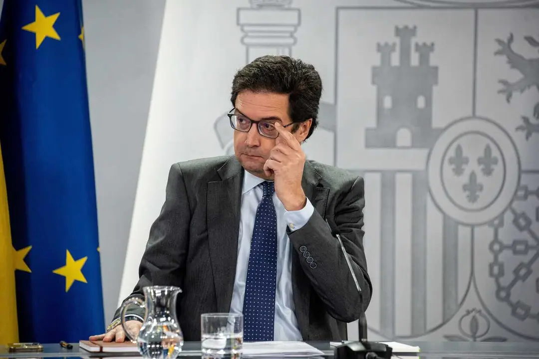 Archivo - El ministro de Transformaci&oacute;n Digital y Funci&oacute;n P&uacute;blica, &Oacute;scar L&oacute;pez, durante una rueda de prensa tras el Consejo de Ministros, en el Complejo de la Moncloa, a 2 de diciembre de 2025, en Madrid (Espa&ntilde;a). El Gobierno ha aprobado un real decreto p