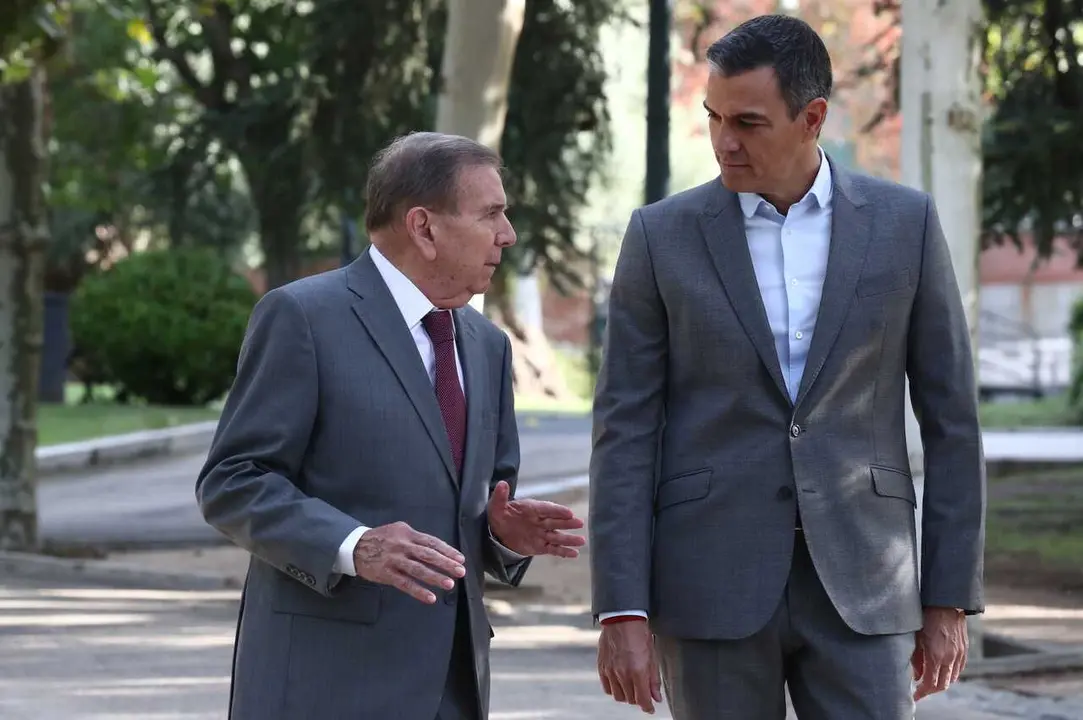 Archivo - El candidato opositor venezolano Edmundo Gonz&aacute;lez (i) y el presidente del Gobierno, Pedro S&aacute;nchez (d), se re&uacute;nen en el Palacio de la Moncloa, a 12 de septiembre de 2024, en Madrid (Espa&ntilde;a).