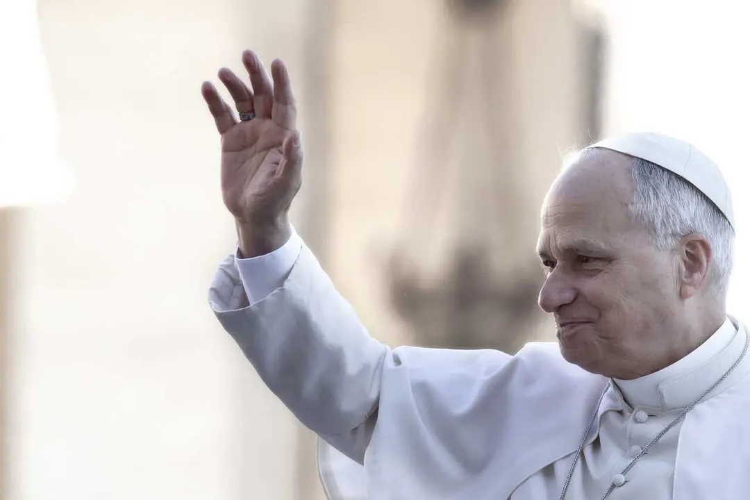 Archivo - 10 December 2025, Vatican: Pope Leo XIV waves as he arrives for his weekly general audience in St. Peter's square at the Vatican. Photo: Maria Grazia Picciarella/SOPA Images via ZUMA Press Wire/dpa