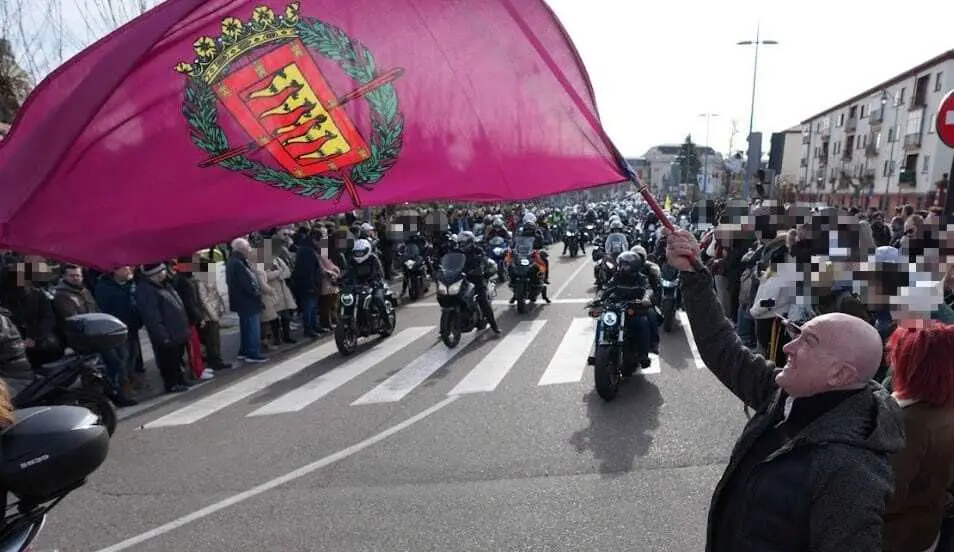 El alcalde de Valladolid, Jes&uacute;s Julio Carnero, durante el Desfile de Banderas de 'Ping&uuml;inos' 2026