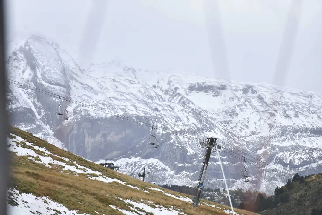 Archivo - Una monta&ntilde;a nevada en la estaci&oacute;n de esqu&iacute; de Ast&uacute;n, en Huesca, Arag&oacute;n (Espa&ntilde;a). 