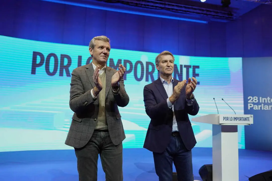 El presidente del Partido Popular, Alberto N&uacute;&ntilde;ez Feij&oacute;o (d), y el presidente de la Xunta de Galicia, Alfonso Rueda (i), durante el acto de clausura de la 28 Interparlamentaria del PP, en el Palexco, a 11 de enero de 2026, en A Coru&ntilde;a, Galicia (Espa&ntilde;a). Ba