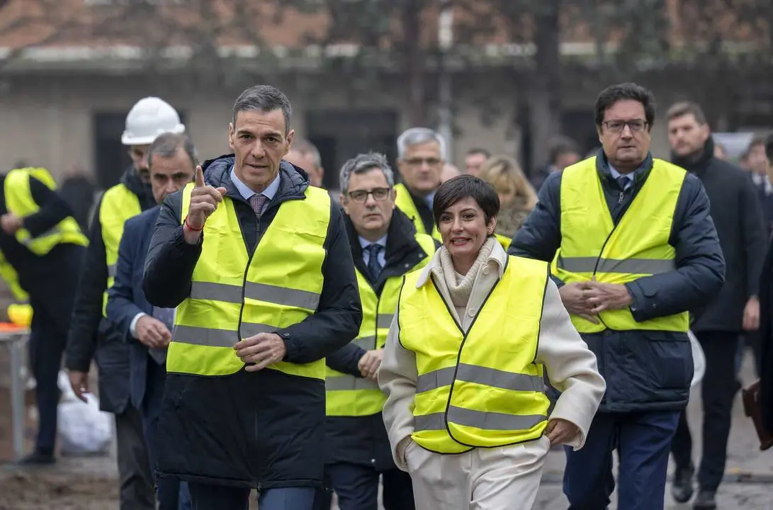 El ministro de la Presidencia, F&eacute;lix Bola&ntilde;os, el presidente del Gobierno, Pedro S&aacute;nchez, la ministra de Vivienda, Isabel Rodr&iacute;guez, y el ministro para la Transformaci&oacute;n Digital, &Oacute;scar L&oacute;pez, durante el acto de demolici&oacute;n de los primeros edificios del acua