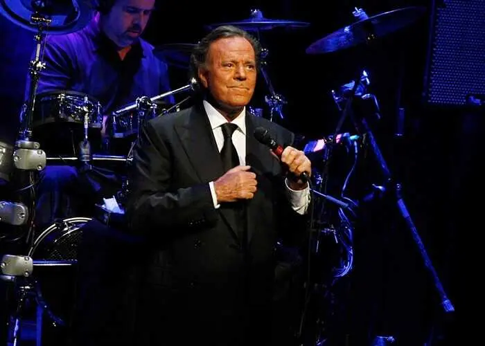 BARCELONA, SPAIN - JULY 04:  Julio Iglesias performs 'Julio Iglesias In Concert At Gran Teatre del Liceu' In Barcelona on July 4, 2012 in Barcelona, Spain.  (Photo by Miquel Benitez/Getty Images)