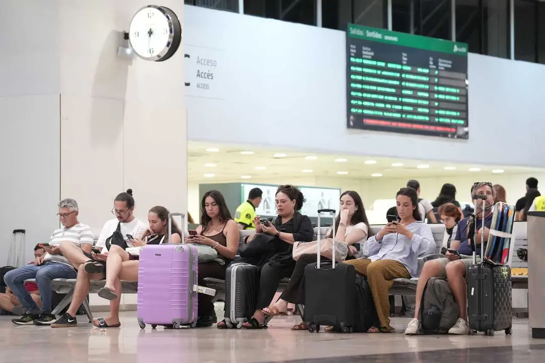Archivo - Varias personas con maletas, en la estaci&oacute;n de Sants, a 8 de agosto de 2025, en Barcelona, Catalunya (Espa&ntilde;a).  