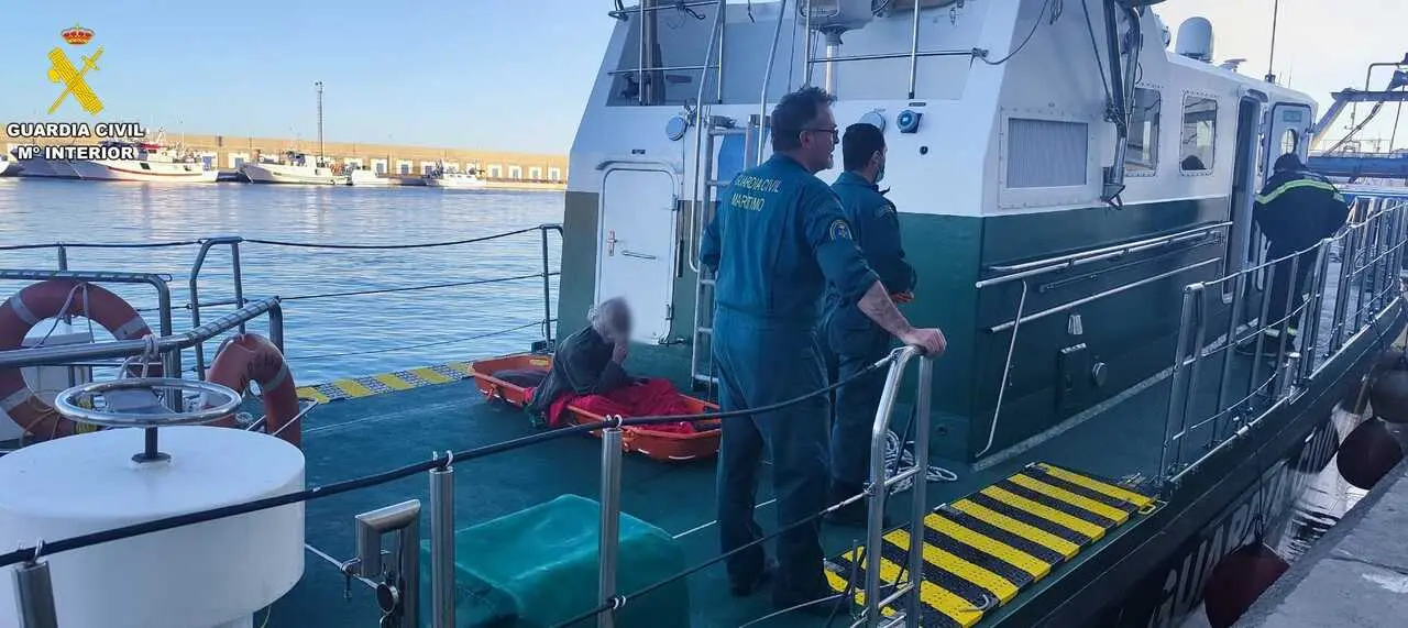 Agentes del Servicio Mar&iacute;timo de la Guardia Civil trasladan al hombre evacuado desde Cala San Pedro, en N&iacute;jar (Almer&iacute;a), hasta el puerto de Carboneras para su atenci&oacute;n sanitaria.
