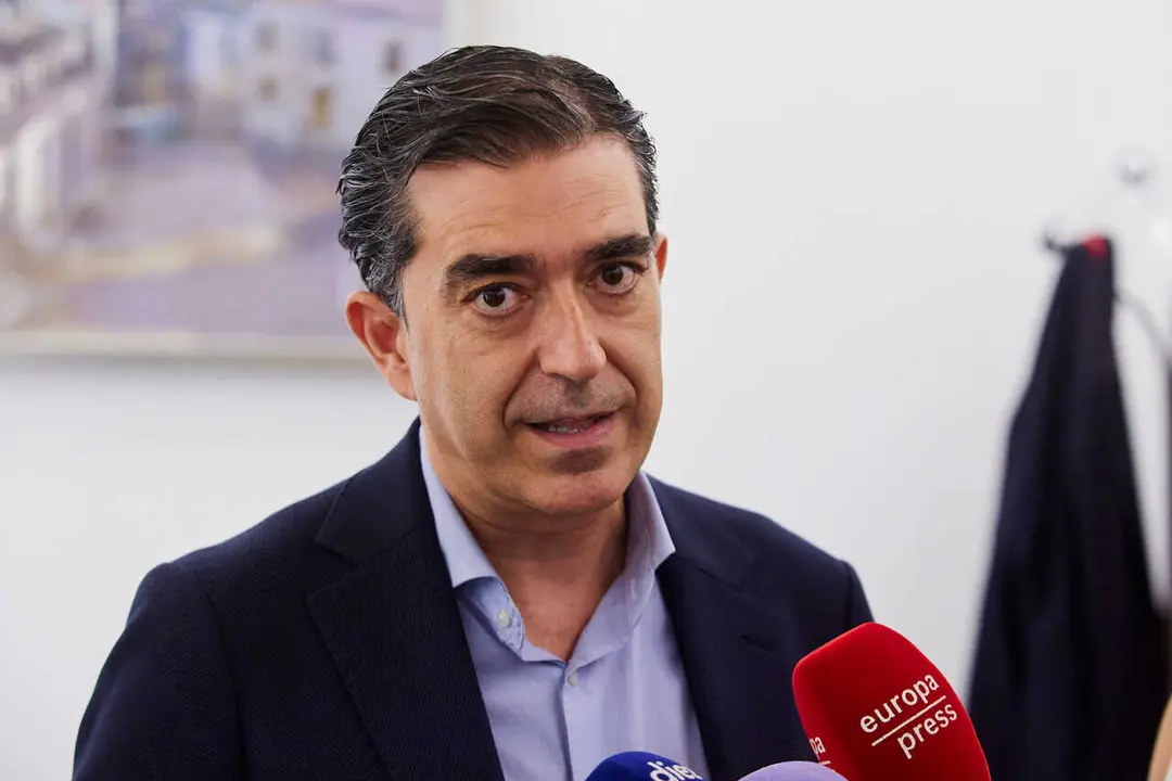 El alcalde de Baeza, Pedro Javier Cabrera, atiende a los medios de comunicaci&oacute;n durante la visita el Ayuntamiento de Baeza, a 3 de julio de 2023, en Ja&eacute;n, (Andaluc&iacute;a, Espa&ntilde;a). La consejera de Desarrollo Educativo y Formaci&oacute;n Profesional de la Junta de Andaluc&iacute;a, Patricia del Pozo, ha visitado el Ayuntamiento de Baeza el d&iacute;a que ha cumplido 20 a&ntilde;os de la concesi&oacute;n de Ciudad Monumental.