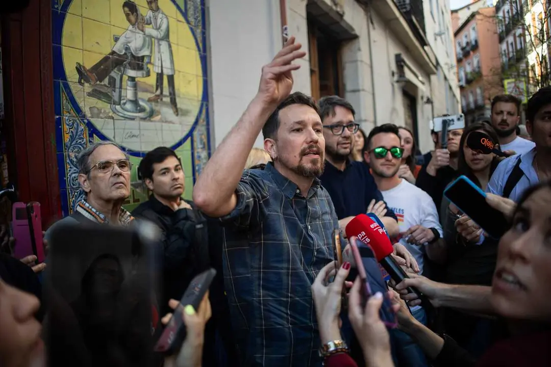 Archivo - El exvicepresidente y exsecretario general de Podemos Pablo Iglesias, atiende a los medios de comunicaci&oacute;n a su llegada a la presentaci&oacute;n de su nuevo libro 'Enemigos &iacute;ntimos', en la Taberna Garibaldi, a 8 de abril de 2025, en Madrid (Espa&ntilde;a). El