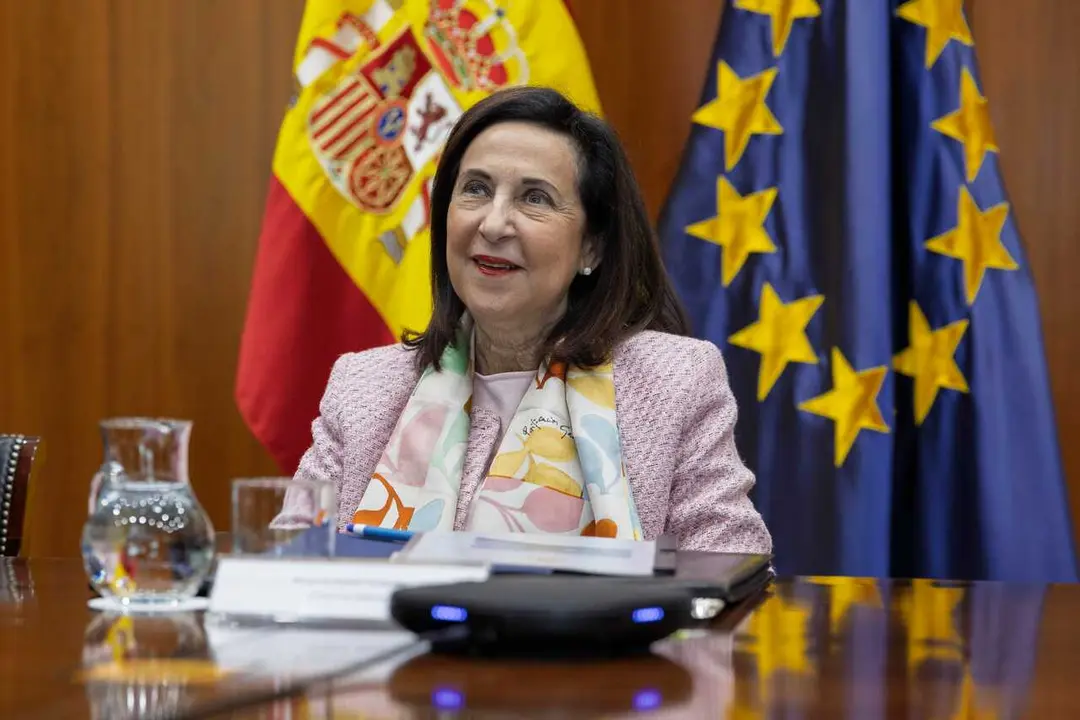 La ministra de Defensa, Margarita Robles, en una videollamada con el 'Juan Sebasti&aacute;n Elcano'.