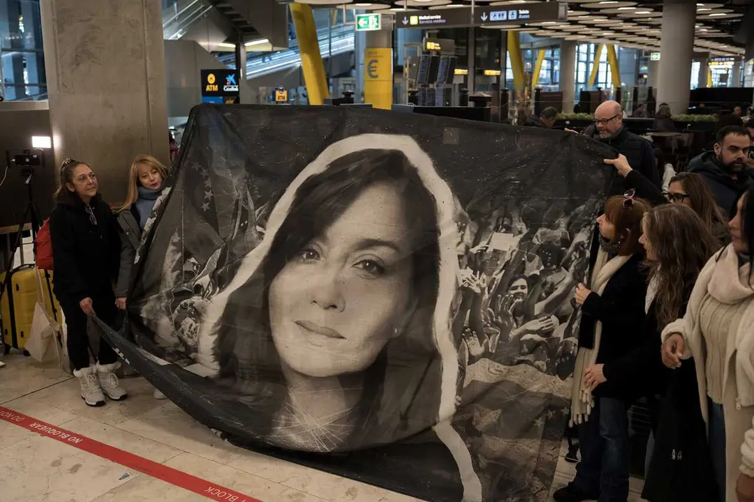 Familiares y amigos esperan la llegada a Espa&ntilde;a de los espa&ntilde;oles liberados por el gobierno venezolano, en el aeropuerto de Barajas, a 9 de enero de 2026, en Madrid (Espa&ntilde;a)
