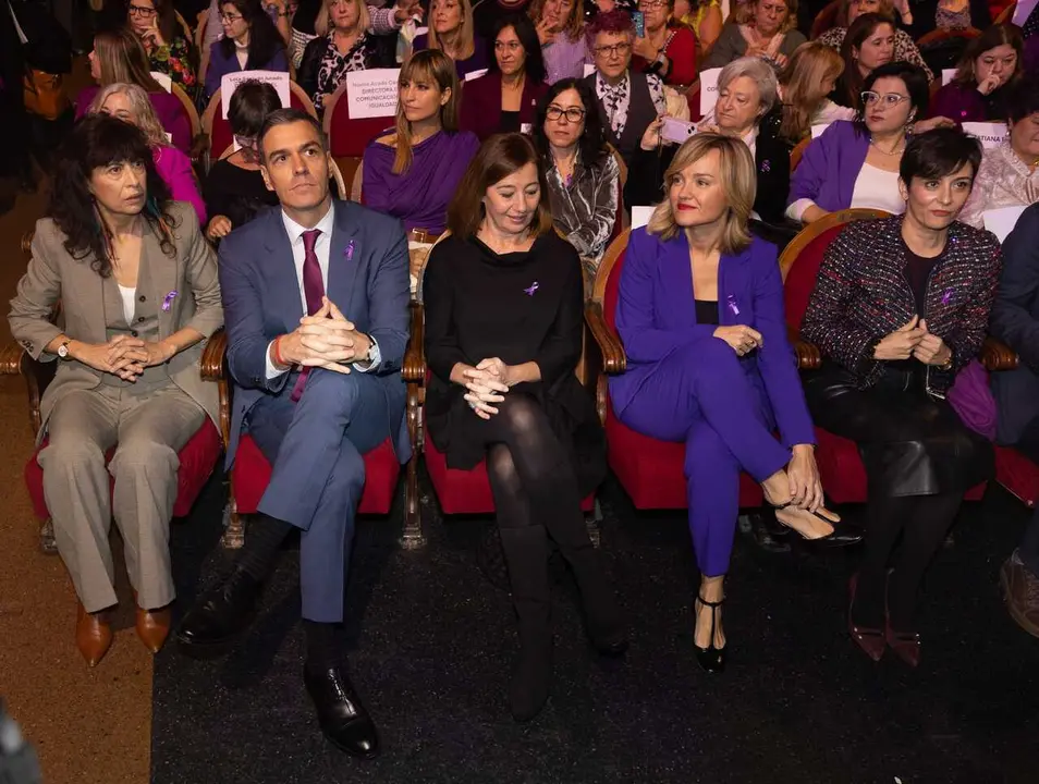 Archivo - (I-D) La ministra de Igualdad, Ana Redondo; el presidente del Gobierno, Pedro S&aacute;nchez; la presidenta del Congreso, Francina Armengol; la exministra Pilar Alegr&iacute;a y la ministra de Vivienda, Isabel Rodr&iacute;guez.