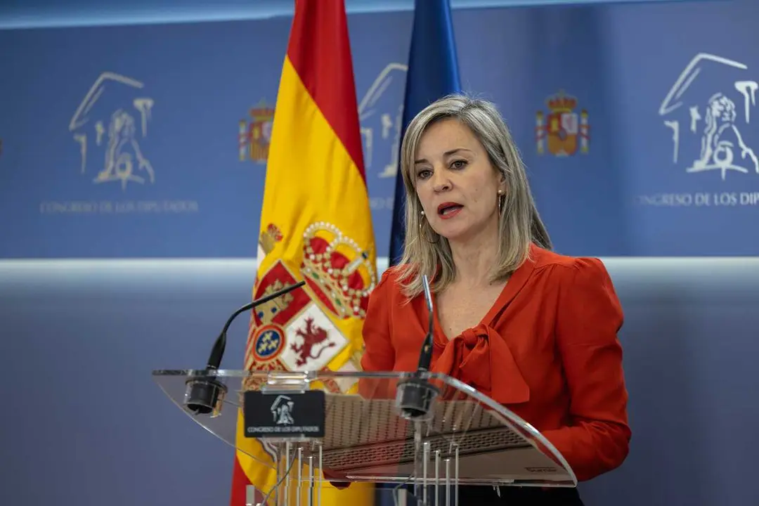 Archivo - La portavoz de Sumar en el Congreso, Ver&oacute;nica Mart&iacute;nez, durante una rueda de prensa, en el Congreso de los Diputados, a 9 de diciembre de 2025, en Madrid (Espa&ntilde;a).