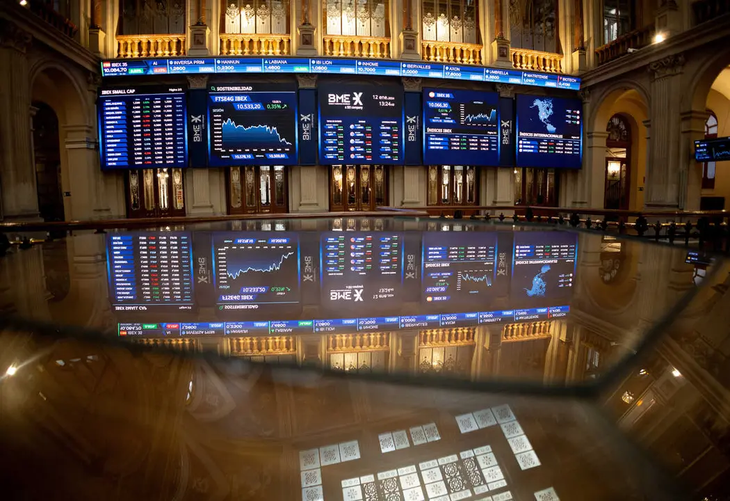 Archivo - Un panel del Ibex 35, en el Palacio de la Bolsa, a 12 de enero de 2024, en Madrid (Espa&ntilde;a). 
