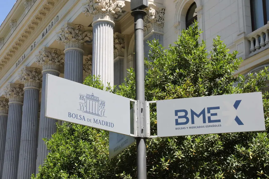 Archivo - Se&ntilde;al de la Bolsa de Madrid frente a la fachada del edificio, en Madrid (Espa&ntilde;a)