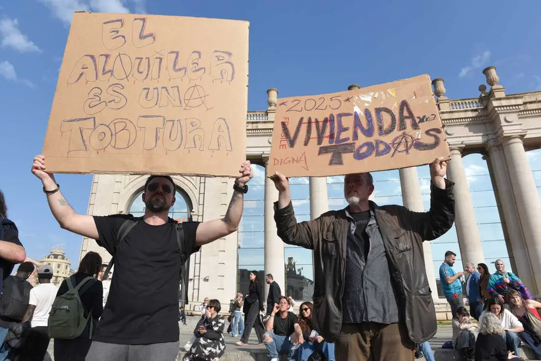 Archivo - Decenas de personas durante una manifestaci&oacute;n por la vivienda en Barcelona
