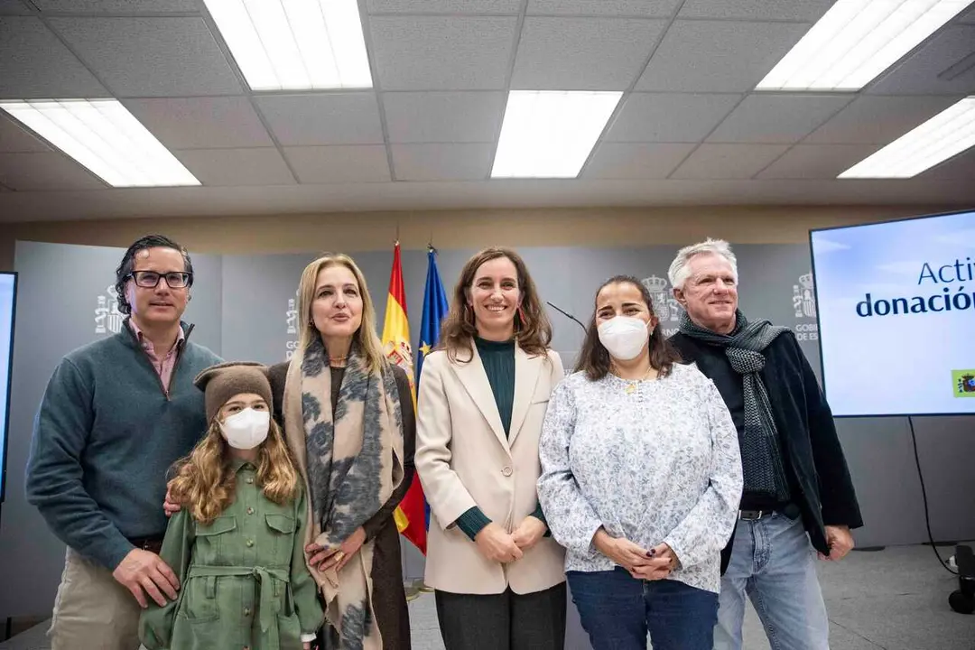 La ministra de Sanidad, M&oacute;nica Garc&iacute;a, junto a pacientes trasplantadas y sus familiares.