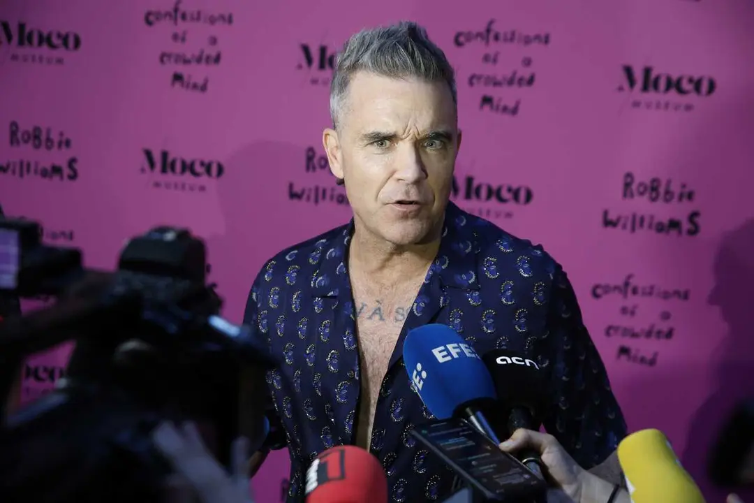 Archivo - El cantante Robbie Williams realiza unas declaraciones a la prensa, durante la presentaci&oacute;n de la exposici&oacute;n 'Confessions', en el Moco Museum, a 20 de junio de 2024, en Madrid (Espa&ntilde;a). Robbie Williams muestra a partir de esta semana 17 de sus o