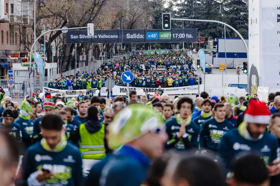 Archivo - Centenares de corredores antes de tomar la salida de la carrera Popular San Silvestre Vallecana 2023, a 31 de diciembre de 2023, en Madrid (Espa&ntilde;a).