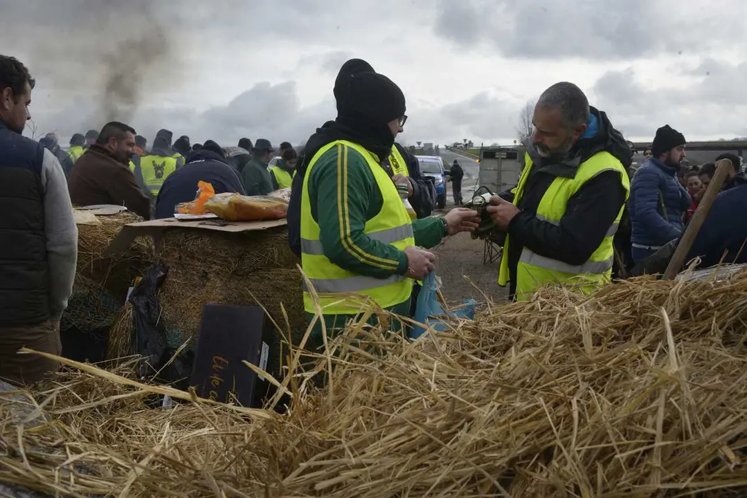 Agricultores y ganaderos cortan la A-52 con tractores y rollos de paja, a 10 de enero de 2026, en Xinzo de Limia, Orense, Galicia (Espa&ntilde;a). El corte, que afecta a los dos carriles de circulaci&oacute;n de la autov&iacute;a durante varios kil&oacute;metros, es una protesta de 