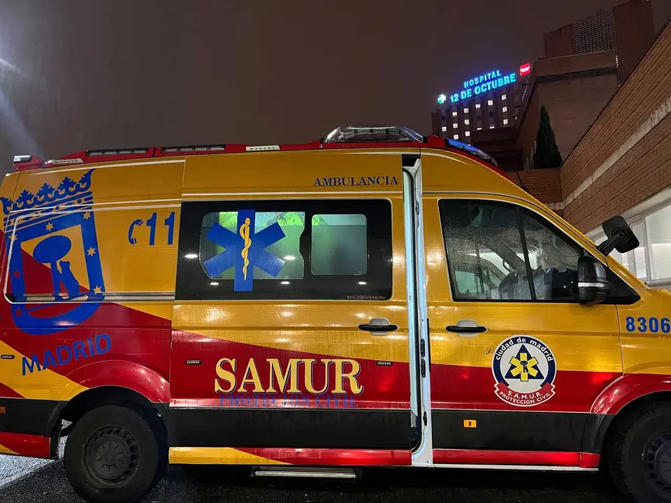 Archivo - Ambulancia de SAMUR Protecci&oacute;n Civil frente al Hospital 12 de Octubre de Madrid