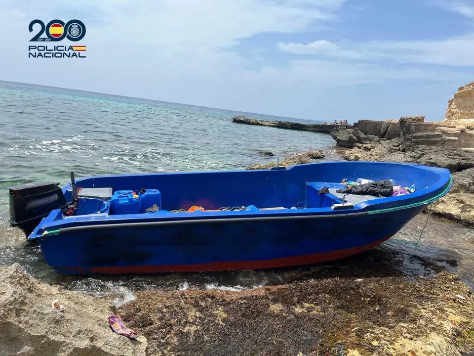 Archivo - La Polic&iacute;a Nacional Detiene A Dos Personas Por Patronear Una Patera Hasta Mallorca.