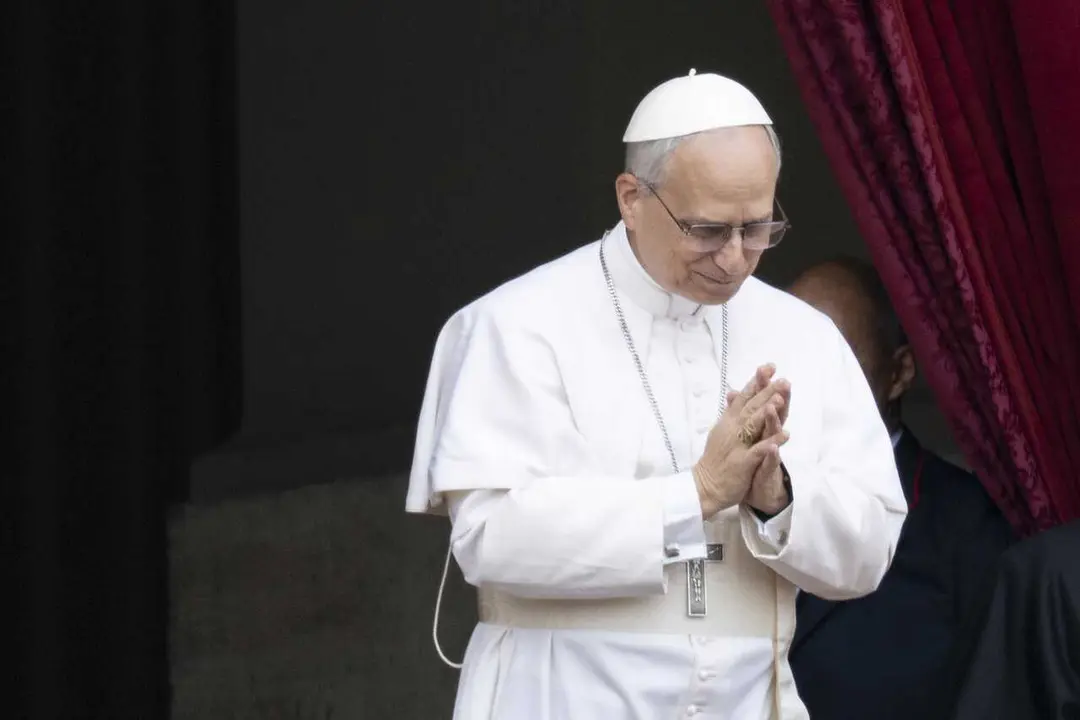 Archivo - 11 May 2025, Vatican: Pope Leo XIV stands on the central balcony of St. Peter's Basilica during his first Sunday blessing. From the balcony of St. Peter's Basilica, the first pontiff from the USA, the former Cardinal Robert Francis Prevost, says
