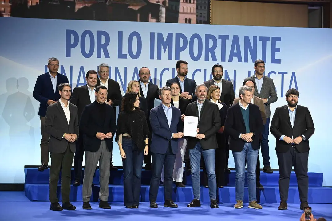 El presidente del Partido Popular, Alberto N&uacute;&ntilde;ez Feij&oacute;o (1fila, c), el presidente de la Junta y del PP de Castilla y Le&oacute;n, Alfonso Fern&aacute;ndez Ma&ntilde;ueco (2 fila, i), el presidente de la Xunta de Galicia, Alfonso Rueda (1 fila, 2d), la presidenta de la Comunid