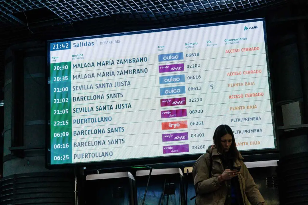 Imagen de archivo de pantalla informativa en la estaci&oacute;n Madrid-Puerta de Atocha-Almudena Grandes, a 18 de enero de 2026, en Madrid (Espa&ntilde;a).