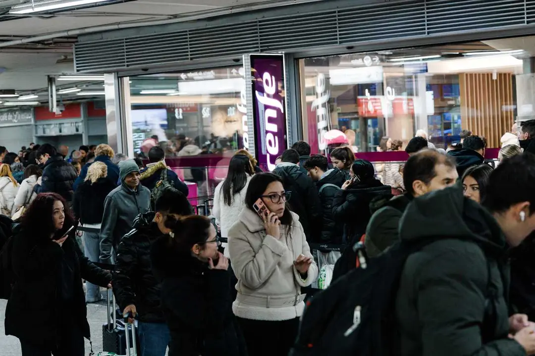 Decenas de personas haciendo cola en las oficinas de Renfe, en la estaci&oacute;n Madrid-Puerta de Atocha-Almudena Grandes, a 18 de enero de 2026, en Madrid (Espa&ntilde;a).