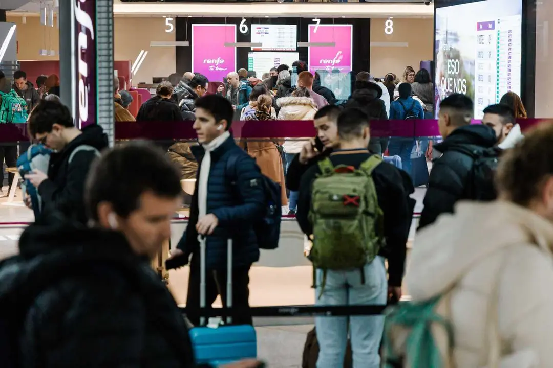 Decenas de personas en la zona de 'Llegadas' de la estaci&oacute;n Madrid-Puerta de Atocha-Almudena Grandes, a 18 de enero de 2026, en Madrid (Espa&ntilde;a).