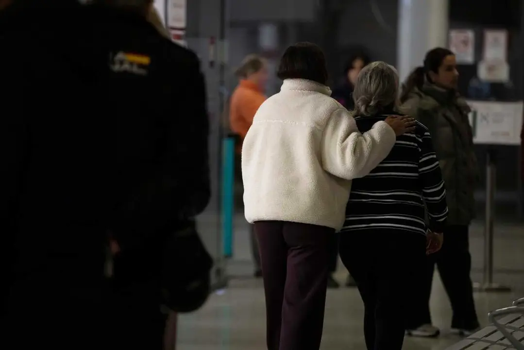 Familiares de los pasajeros del tren procedente de Puerta de Atocha y con destino Huelva, acuden a la estaci&oacute;n de trenes de Huelva. A 19 de enero de 2026, en Huelva (Andaluc&iacute;a, Espa&ntilde;a).