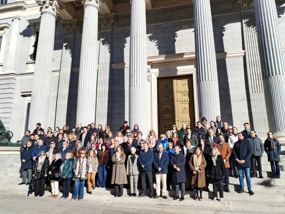 Diputados, trabajadores y visitantes del Congreso guardan un minuto de silencio en homenaje a las v&iacute;ctimas del accidente ferroviario en Adamuz (C&oacute;rdoba).