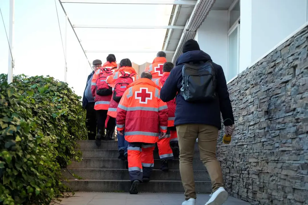 Personal de la Cruz Roja llegando al hogar del pensionista de Adamuz, donde se ha instalado el centro de ayuda e informaci&oacute;n de familiares afectados por el accidente . A 19 de enero de 2026, en Adamuz, C&oacute;rdoba (Andaluc&iacute;a, Espa&ntilde;a). 