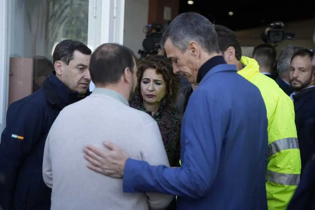   El presidente de la Junta de Andaluc&iacute;a, Juanma Moreno (i), junto a la vicepresidenta primera, Mar&iacute;a Jes&uacute;s Montero (c), y el presidente del Gobierno, Pedro S&aacute;nchez (d), este lunes en Adamuz (C&oacute;rdoba) tras el accidente de tren.  