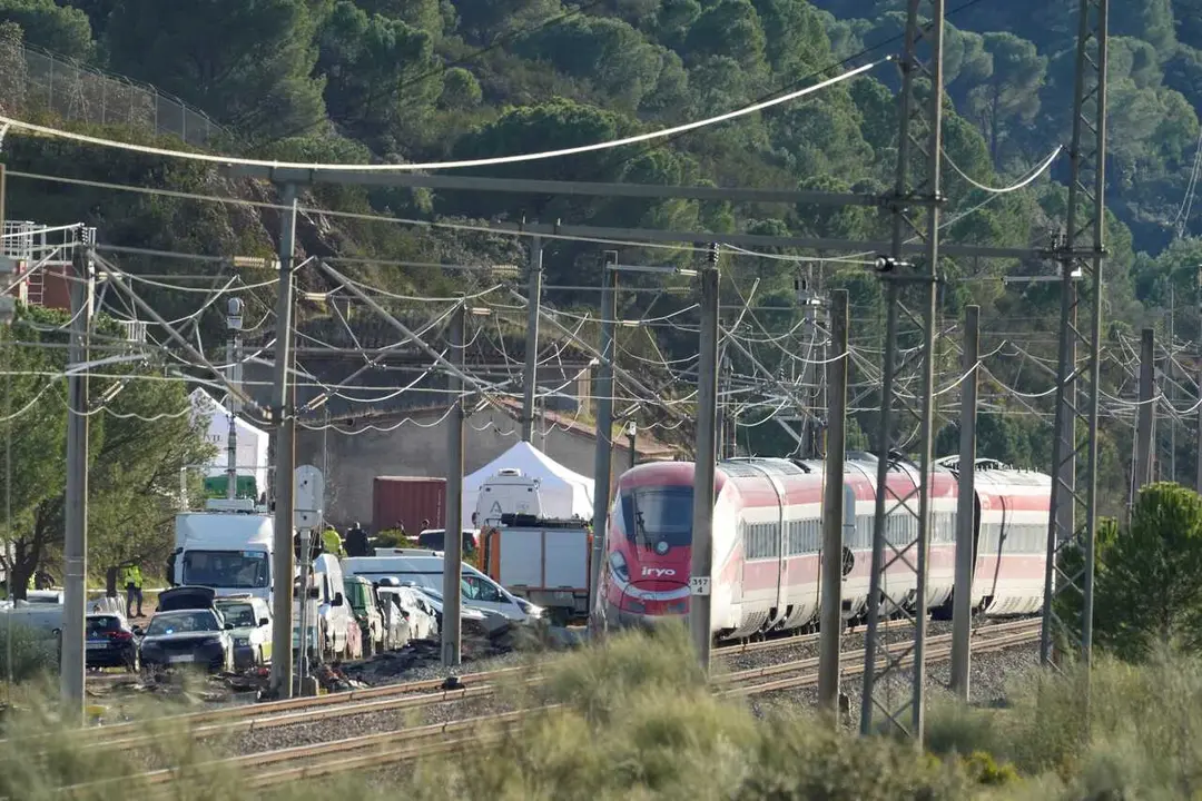 Imagen de la zona del accidente ferroviario con los convoyes de trenes siniestrados. A 19 de enero de 2026, en Adamuz, C&oacute;rdoba (Andaluc&iacute;a, Espa&ntilde;a). 