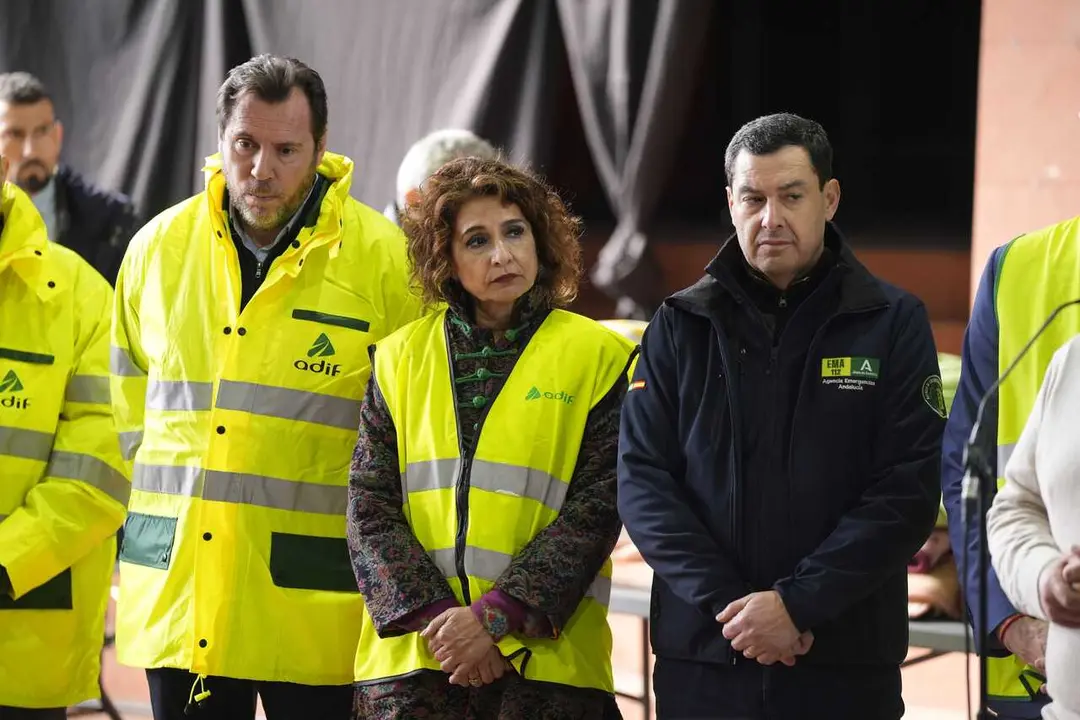 La vicepresidenta primera del Gobierno y ministra de Hacienda, Mar&iacute;a Jes&uacute;s Montero,  el ministro de Transportes, &Oacute;scar Puente y el presidente de la Junta de Andaluc&iacute;a, Juanma Moreno, durante una atenci&oacute;n a medios, a 19 de enero de 2026 en Adamuz, C&oacute;rdoba.