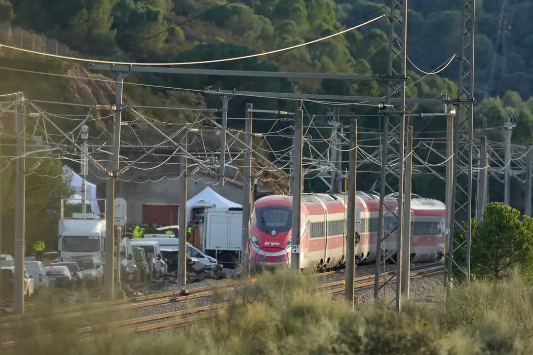 Imagen de la zona del accidente ferroviario con los convoyes de trenes siniestrados 