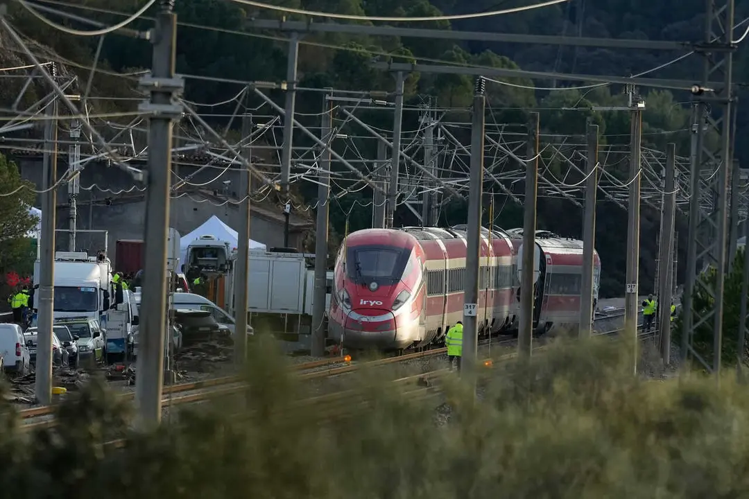Imagen de la zona del accidente ferroviario con los convoyes de trenes siniestrados donde han comenzado los trabajos de recuperaci&oacute;n de los mismos. A 19 de enero de 2026, en Adamuz, C&oacute;rdoba (Andaluc&iacute;a, Espa&ntilde;a).