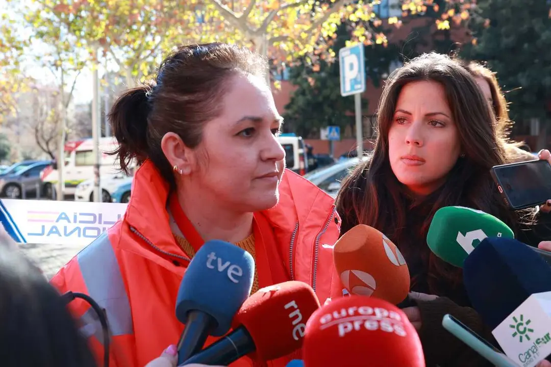 Declaraciones a medios de la portavoz y psic&oacute;loga de la Cruz Roja, Carmen Torrico, en el Punto de Informaci&oacute;n a Familiares habilitado en el Centro C&iacute;vico Poniente Sur de C&oacute;rdoba.