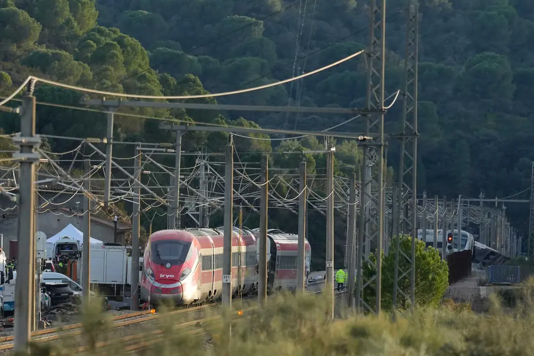 Imagen de la zona del accidente ferroviario con los convoyes de trenes siniestrados donde han comenzado los trabajos de recuperaci&oacute;n de los mismos.