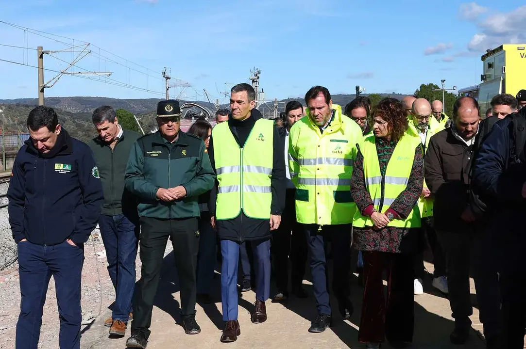 El presidente del Gobierno, Pedro S&aacute;nchez; el ministro de Transportes y Movilidad Sostenible, &Oacute;scar Puente, y la vicepresidenta primera y ministra de Hacienda, Mar&iacute;a Jes&uacute;s Montero, entre otros.
