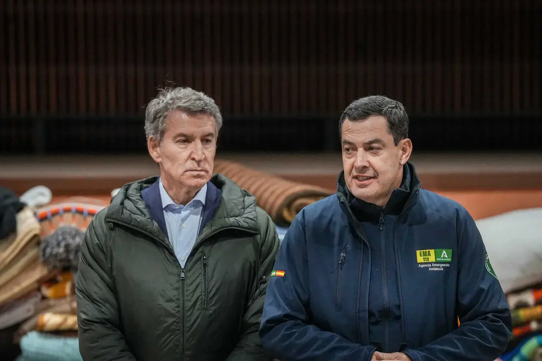 El presidente del PP, Alberto N&uacute;&ntilde;ez Feij&oacute;o, y el presidente de la Junta de Andaluc&iacute;a, Juanma Moreno, este lunes en una comparecencia ante los medios en Adamuz (C&oacute;rdoba) sobre el accidente ferroviario. 