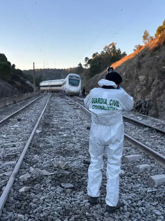 Agente de Criminal&iacute;stica de la Guardia Civil en la zona del accidente ferroviario en Adamuz (C&oacute;rdoba)