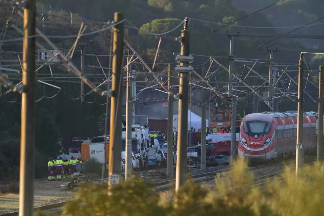   Zona del accidente ferroviario con los convoyes de trenes siniestrados donde contin&uacute;an los trabajos de recuperaci&oacute;n de los mismos  