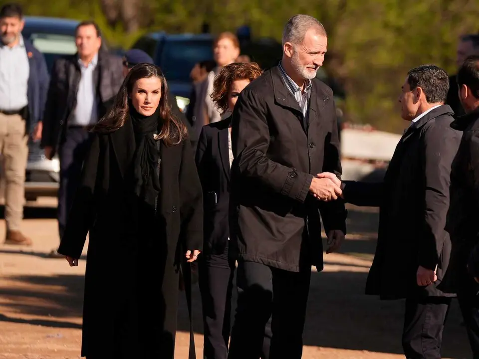 Los Reyes Felipe VI y Letizia, acompa&ntilde;ado de la vicepresidenta primera y ministra de Hacienda, Mar&iacute;a Jes&uacute;s Montero, saluda a las autoridades a su llegada este martes, 20 de enero, a Adamuz (C&oacute;rdoba) tras el accidente sufrido entre dos trenes en el que han muerto al menos 41personas y hay m&aacute;s de un centenar de heridos. A 20 de enero de 2026 en Adamuz, C&oacute;rdoba (Andaluc&iacute;a, Espa&ntilde;a). La Familia Real ha adelantado su regreso a Espa&ntilde;a desde Grecia y reducen agenda  para poder desplazarse a C&oacute;rdoba&nbsp;tras el accidente ferroviario en Adamuz, que este pasado domingo, 18 de enero, ha causado al menos 41 fallecidos y un centenar de heridos. Los Reyes Felipe VI y Letizia, han querido interesarse y ofrecer su apoyo a las v&iacute;ctimas del tr&aacute;gico accidente y agradecer el trabajo de los servicios de emergencia, as&iacute; como la colaboraci&oacute;n inmediata prestada por los vecinos de la localidad cordobesa.

Joaquin Corchero / Europa Press
20/1/2026